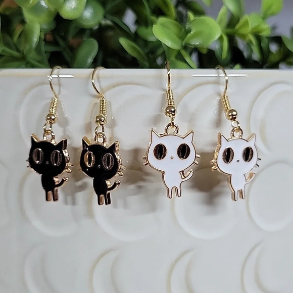 Big-Eyed Cat Drop Earrings, choice of color - Picture 1 of 7